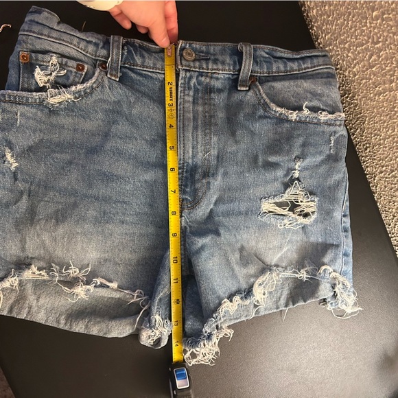 Abercrombie & Fitch 4" Mom Short High Rise Size 29/8 Distressed Denim Casual - Picture 3 of 7